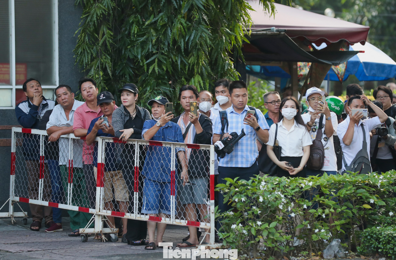 Hàng trăm người dân hiếu kỳ đã có mặt từ rất sớm để theo dõi diễn biến tại toà.