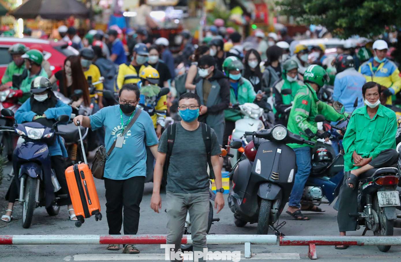 Các cổng ra vào của Bến xe Miền Đông cũ đều tập trung rất đông hành khách.