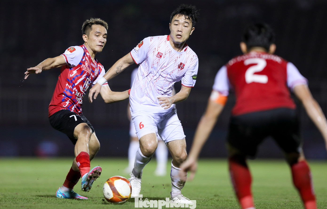 Ngoài sự bế tắc trong các mũi tấn công, có vẻ như sự nôn nóng cũng khiến những cú dứt điểm của các cầu thủ đất Cảng chưa có sự chuẩn xác cần thiết. Ngoài sự bế tắc trong các mũi tấn công, có vẻ như sự nôn nóng cũng khiến những cú dứt điểm của các cầu thủ đất Cảng chưa có sự chuẩn xác cần thiết.