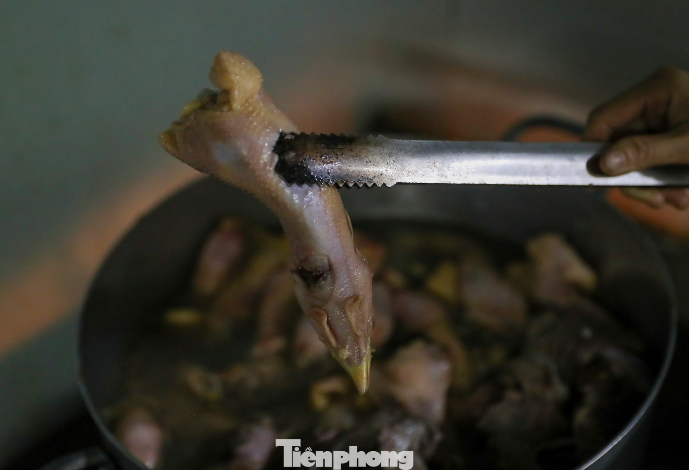 Các khẩu phần ăn được phân chia theo từng khay và được ghi tên từng khu. Sau khi được bàn giao, nhân viên phụ trách tại các chuồng có nhiệm vụ phân bổ và cho thú ăn đúng theo giờ quy định nhằm đảm bảo sức khoẻ cũng như duy trì các tập tính sinh hoạt của chúng tại Thảo Cầm Viên.