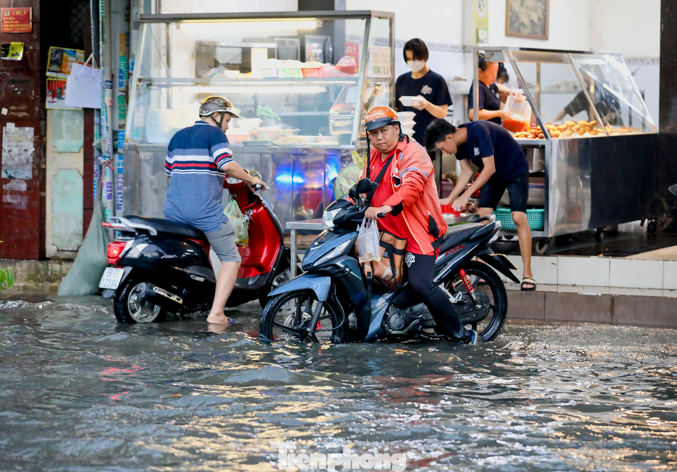 Nhiều hàng quán trên đoạn đường Cây Trâm cũng bị ảnh hưởng do ngập nặng.