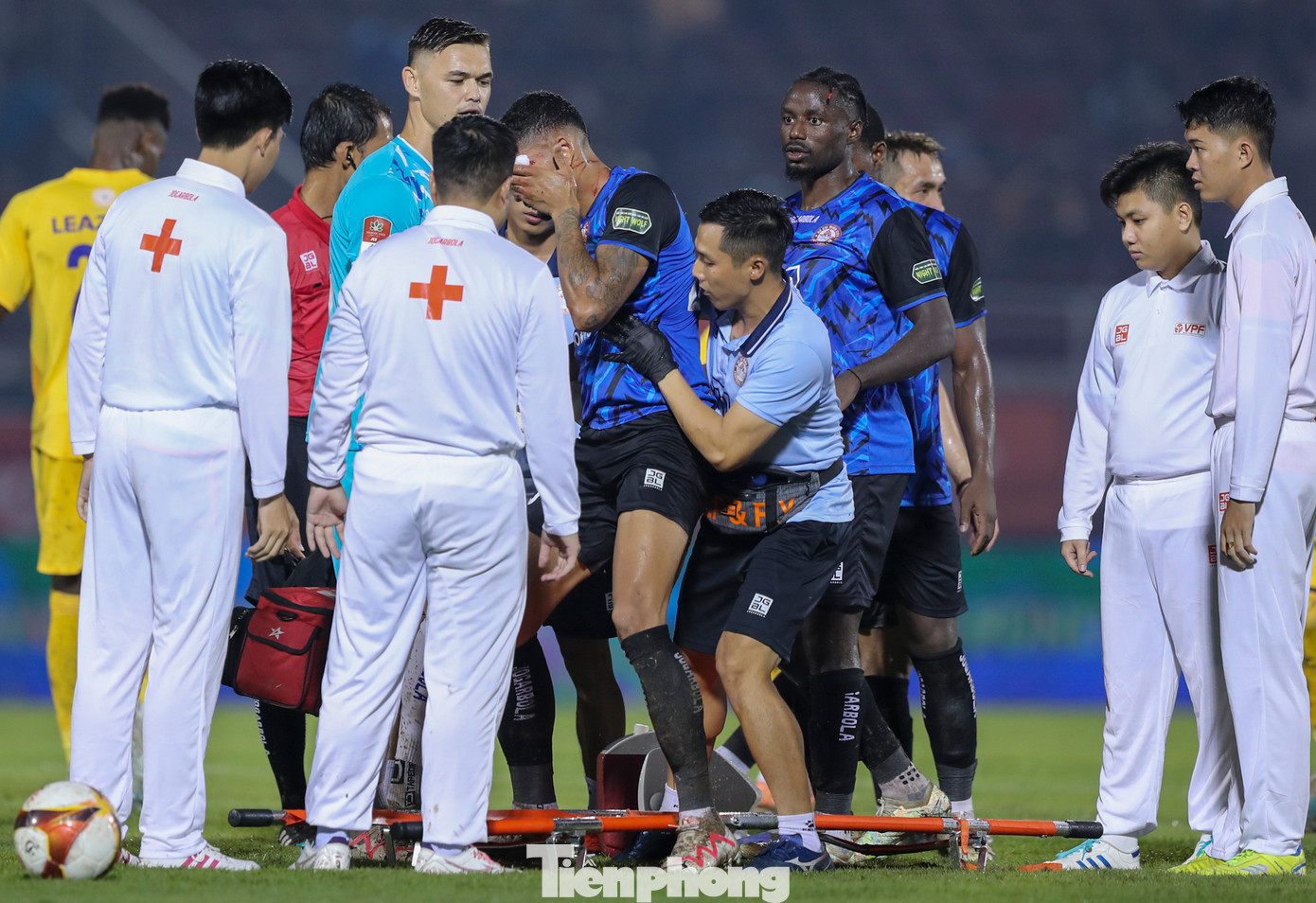 Sau khoảng thời gian được các bác sỹ chăm sóc, Da Silva đã tự đứng được dậy nhưng vẫn có dấu hiệu bị choáng nặng.