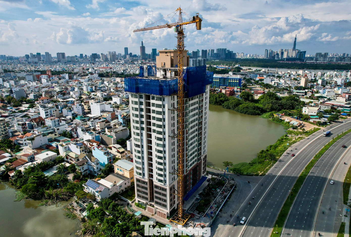 Dự án cao ốc thương mại dịch vụ và căn hộ Ascent Lakeside Tower (phường Tân Thuận Tây, quận 7, TPHCM) do Công ty CP xây dựng thương mại Đất Phương Nam làm chủ đầu tư. Ngay từ thời điểm trước khi bắt đầu thực hiện dự án, Công ty CP Tiến Phát Sanyo Homes (thuộc Tiến Phát Corp) và Công ty CP Xây dựng và Thương mại Đất Phương Nam đã thực hiện các thủ tục để chuyển nhượng dự án từ Công ty Đất Phương Nam sang Tiến Phát Sanyo Homes. Dự án cao ốc thương mại dịch vụ và căn hộ Ascent Lakeside Tower (phường Tân Thuận Tây, quận 7, TPHCM) do Công ty CP xây dựng thương mại Đất Phương Nam làm chủ đầu tư. Ngay từ thời điểm trước khi bắt đầu thực hiện dự án, Công ty CP Tiến Phát Sanyo Homes (thuộc Tiến Phát Corp) và Công ty CP Xây dựng và Thương mại Đất Phương Nam đã thực hiện các thủ tục để chuyển nhượng dự án từ Công ty Đất Phương Nam sang Tiến Phát Sanyo Homes.