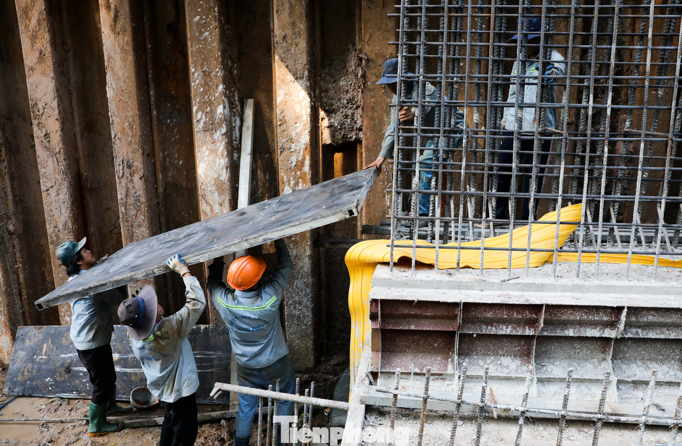 Theo ghi nhận của Tiền Phong ngày 14/12, phía trong hàng rào tôn cao hơn 2m tại công trường hầm chui nút giao Trần Quốc Hoàn - Phan Thúc Duyện, hàng chục công nhân cùng máy móc, thiết bị tất bật thi công.