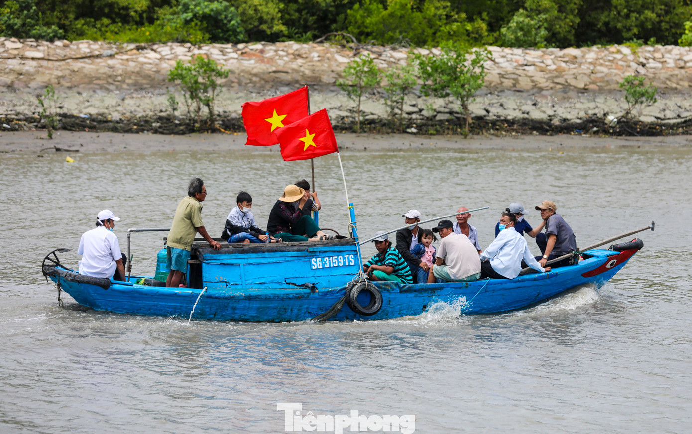 Một số ghe nhỏ cũng chở theo du khách ra biển, điều đáng lo ngại là phần lớn đều không mặc áo phao.