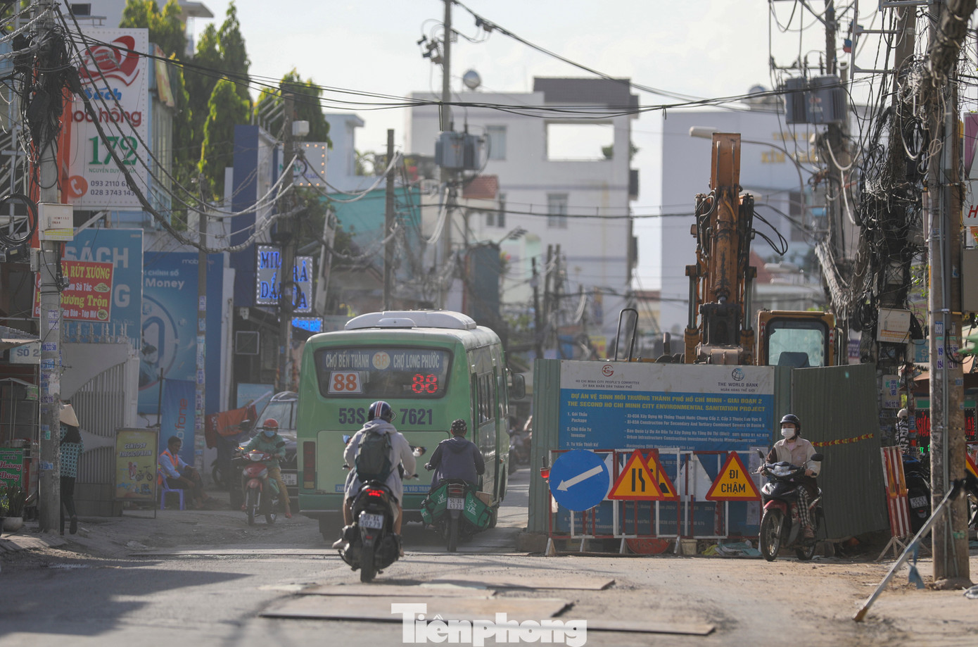 Hàng rào chắn công trình dài khoảng 20m và rộng khoảng 3m chiếm nửa chiều rộng mặt đường khiến giao thông thường bị ùn ứ vào giờ cao điểm.