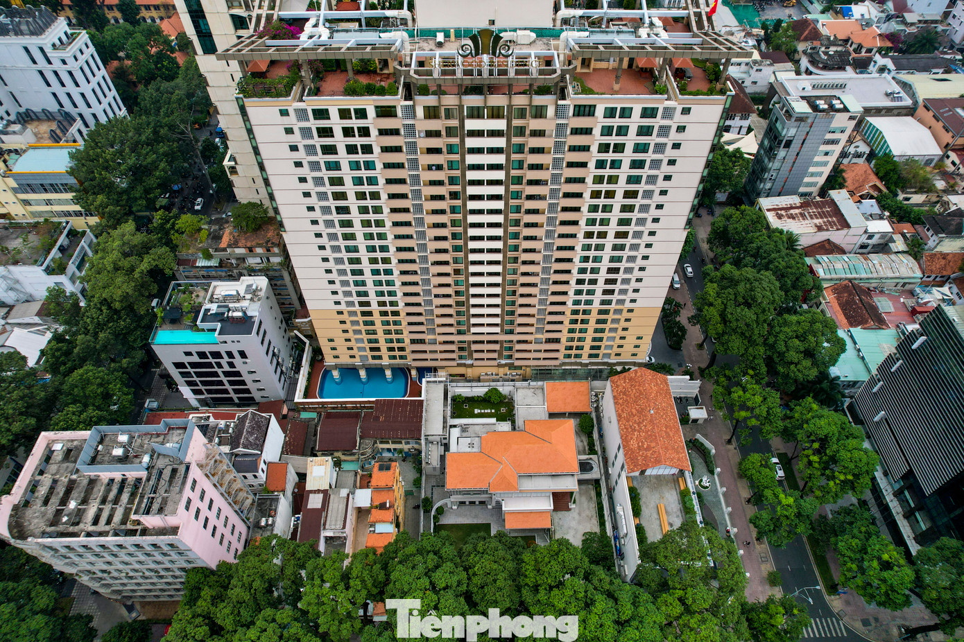 Toàn cảnh cao ốc căn hộ dịch vụ cao cấp Sherwood Residence - được cho là nơi ở của bà Lan trước khi bị bắt.