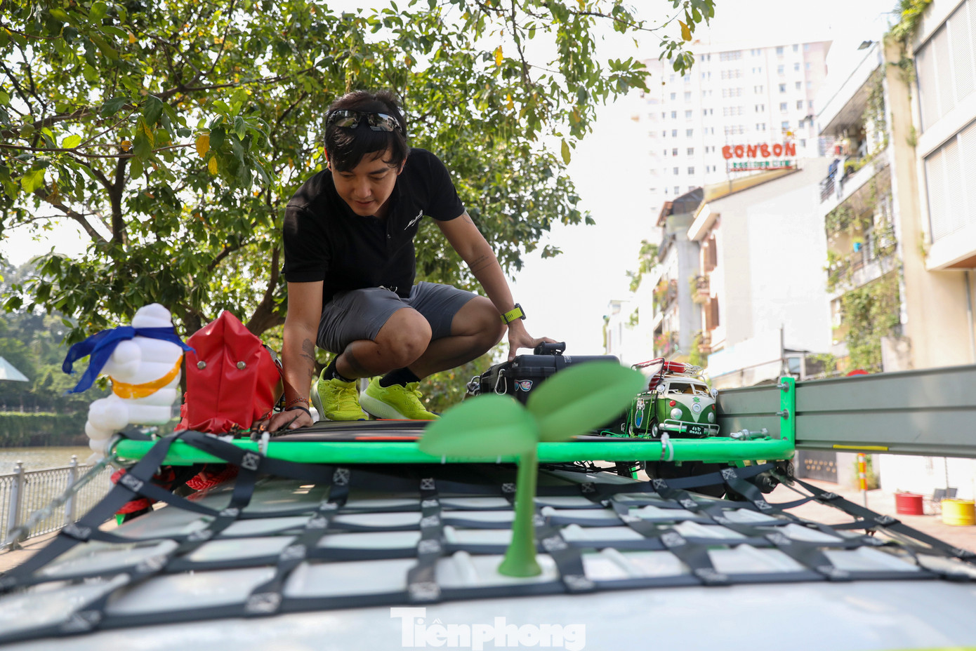 Đăng Khoa tỷ mỉ kiểm tra lại những chi tiết trên chiếc xe để đảm bảo an toàn tốt nhất trước ngày lên đường. Đăng Khoa tỷ mỉ kiểm tra lại những chi tiết trên chiếc xe để đảm bảo an toàn tốt nhất trước ngày lên đường.