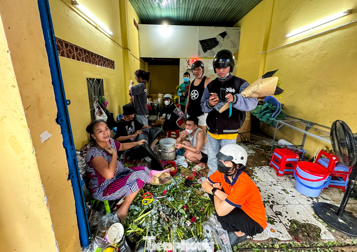 Một tiệm hoa nằm trên đường Ung Văn Khiêm (quận Bình Thạnh) đã hết hoa từ khá sớm và liên tục thông báo cho khách về tình hình cửa hàng không còn hoa để bán.