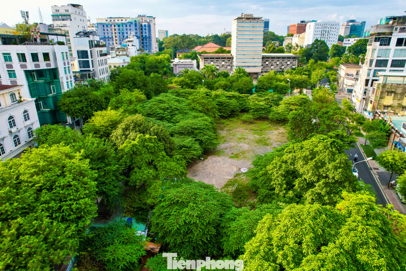 Năm 2007 UBND TPHCM đã cấp phép đầu tư xây dựng trung tâm thương mại trưng bày, kinh doanh vàng bạc, đá quý lớn nhất lớn nhất thành phố (SJC Tower) do Công ty Cổ phần Sài Gòn Kim Cương làm chủ đầu tư.