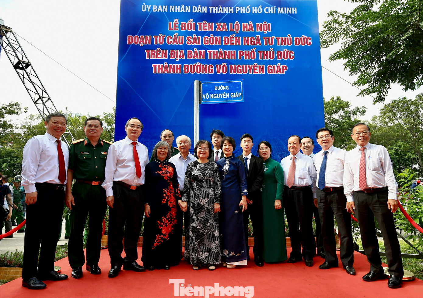 Sáng nay (23/8), UBND TPHCM đã tổ chức lễ đổi tên một phần Xa lộ Hà Nội thành đường Võ Nguyên Giáp. Cụ thể, đường Võ Nguyên Giáp là đoạn xa lộ dài gần 8 km từ cầu Sài Gòn đến ngã tư Thủ Đức (TP Thủ Đức).