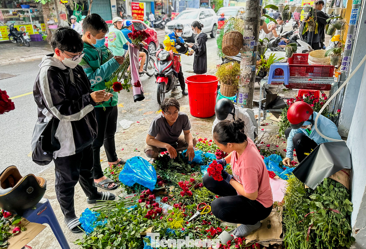 Ngày Phụ nữ Việt Nam 20/10, thị trường hoa sôi động khi các tiệm kinh doanh nhập số lượng hàng gia tăng để phục vụ khách. Nhân dịp này, nhiều đấng mày râu và cả các chị em đều xuống đường tìm mua.