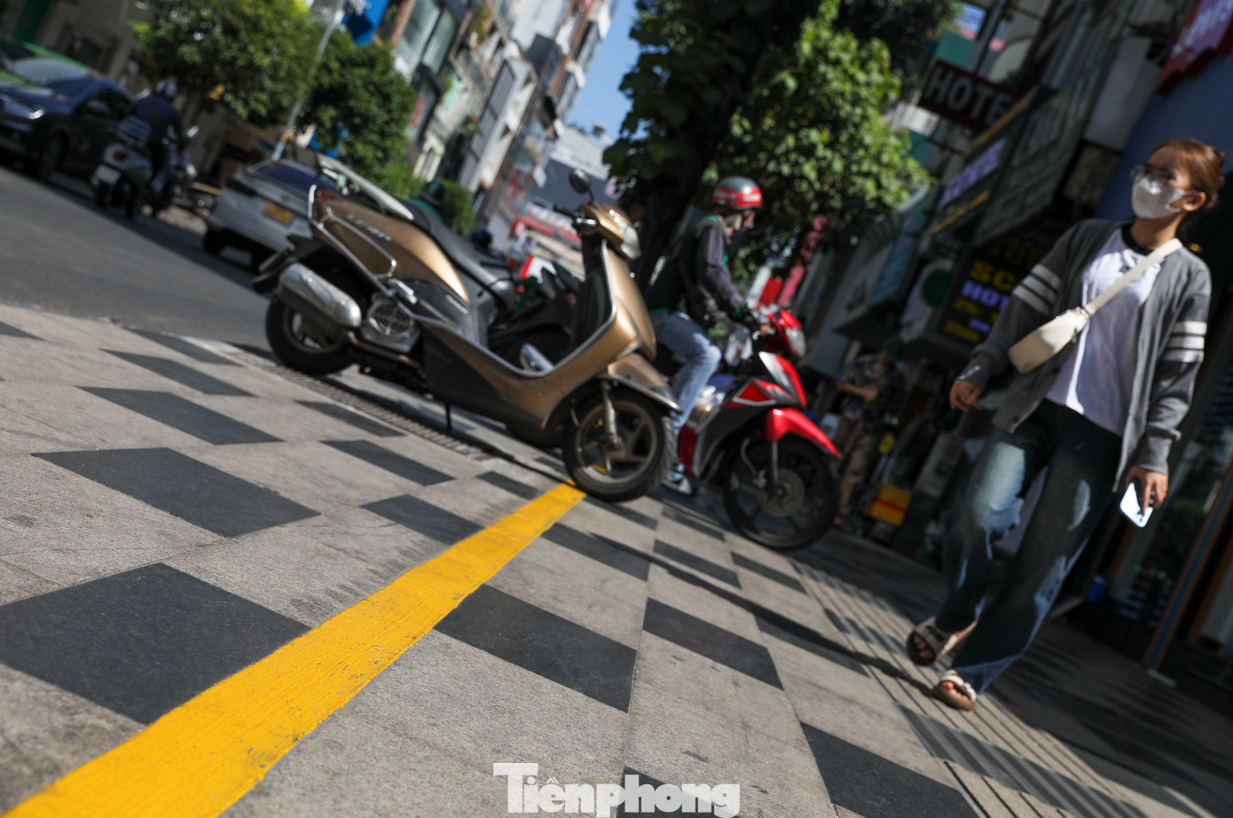 Trong đề án được Sở GTVT TPHCM lấy ý kiến hồi tháng 6, mức phí sử dụng vỉa hè, lòng đường được chia theo 5 khu vực và tùy theo mục đích sử dụng. Quận 1, quận 3, quận 4, quận 5, quận 10, quận Phú Nhuận, khu A Khu đô thị mới nam TPHCM và Khu đô thị mới Thủ Thiêm là những khu vực có mức phí cho thuê cao nhất, dao động từ 50.000 - 100.000 đồng/m2/tháng đối với mục đích kinh doanh và từ 180.000 - 350.000 đồng/m2/tháng với mục đích giữ xe.