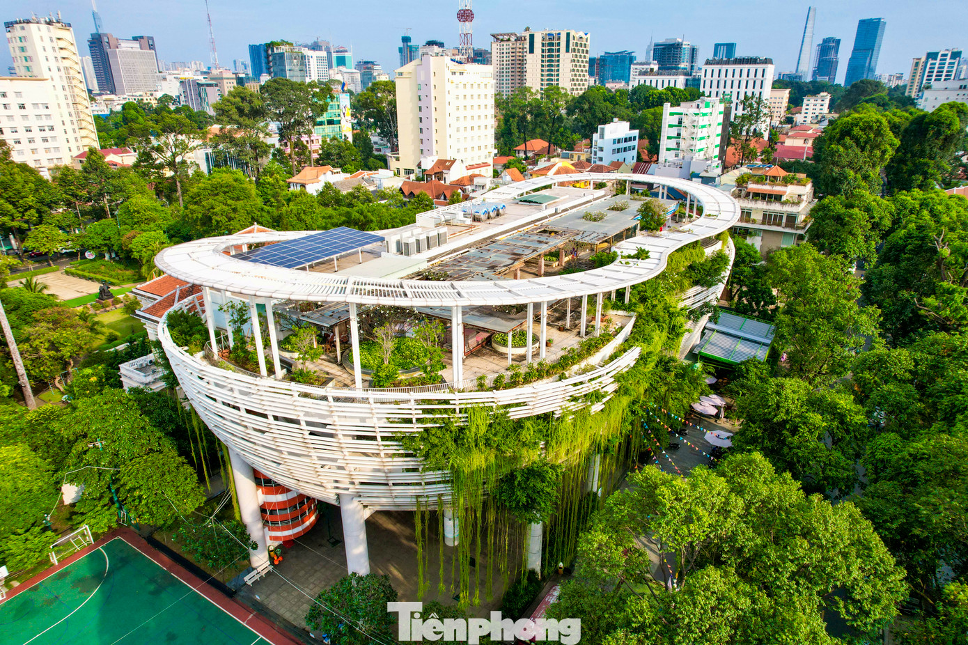 Tọa lạc tại 169 Nam Kỳ Khởi Nghĩa (Quận 3, TPHCM), Nhà Thiếu nhi TPHCM nằm trên khu đất vàng, được bao quanh bởi các tuyến đường: Nam Kỳ Khởi Nghĩa, Tú Xương, Lê Quý Đôn và Võ Thị Sáu.