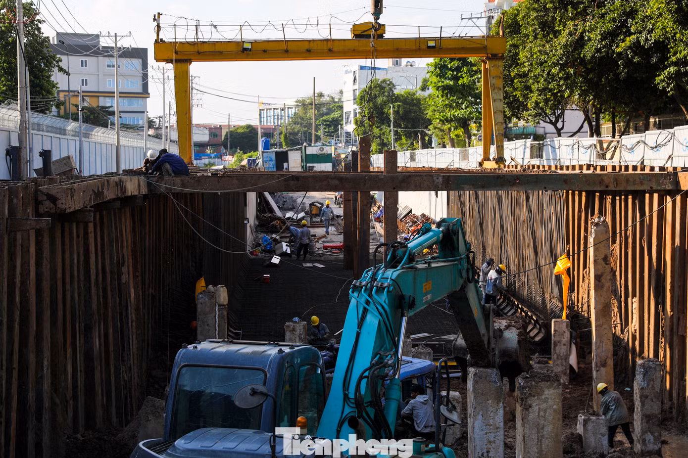 Mũi thi công số 2 phía hầm chui nằm giữa công viên Hoàng Văn Thụ đạt tiến độ tốt hơn. Phần hầm ngầm đã đào sâu hơn 10m, sàn bê tông cốt thép đang được gia công.