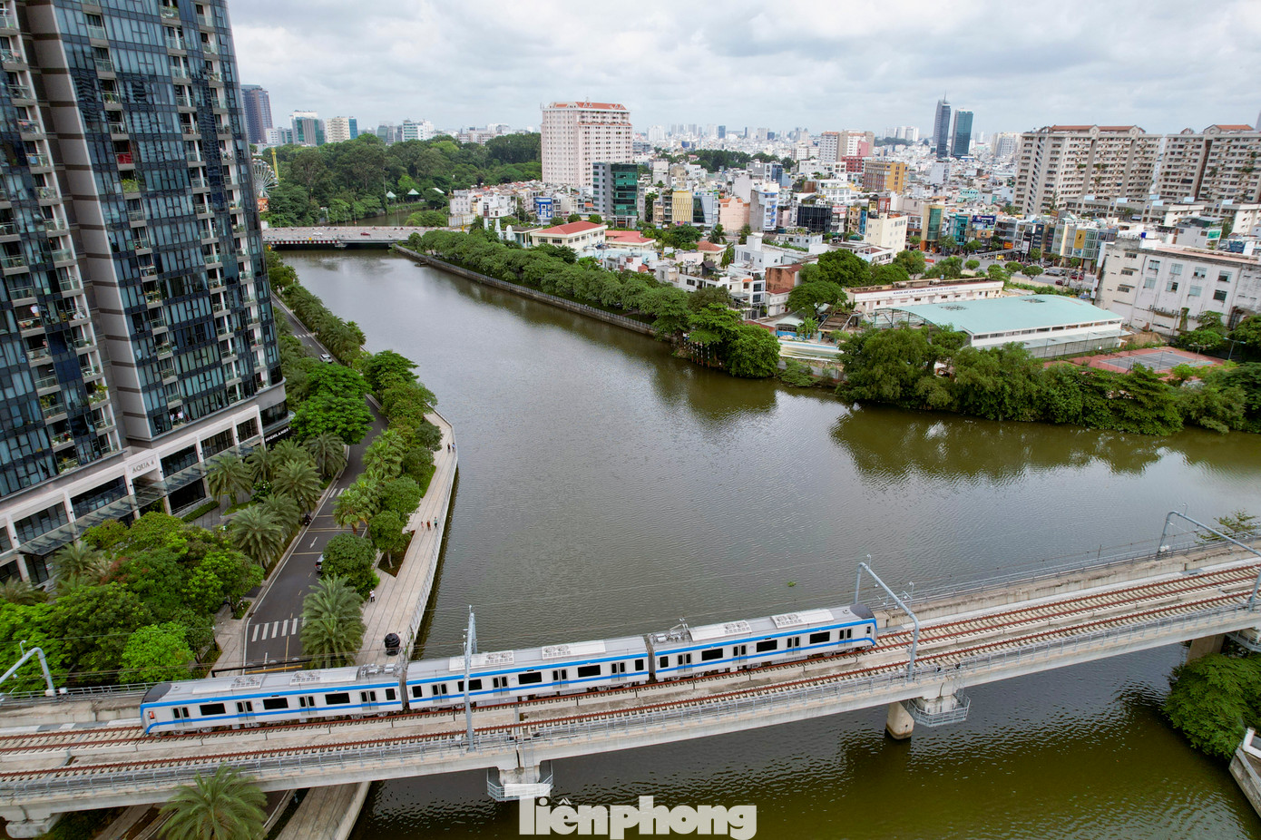 Từ đầu năm 2023 đến nay, Ban Quản lý Đường sắt đô thị TPHCM cùng đơn vị tư vấn và các nhà thầu đã phối hợp chặt chẽ trong công tác triển khai dự án, vừa tiến hành các bước thử nghiệm, vừa thi công lắp đặt thiết bị hệ thống còn lại như hệ thống cung cấp điện; hệ thống viễn thông; hệ thống tín hiệu, hệ thống tiếp điện trên cao, hệ thống thông gió đường hầm,….cho toàn tuyến đường sắt đô thị.