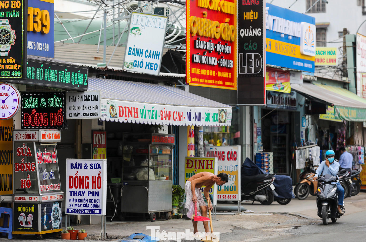 Người dân sinh sống và buôn bán trên tuyến đường này khá vui mừng khi biết tin sắp tới sẽ được nâng cấp, mở rộng.