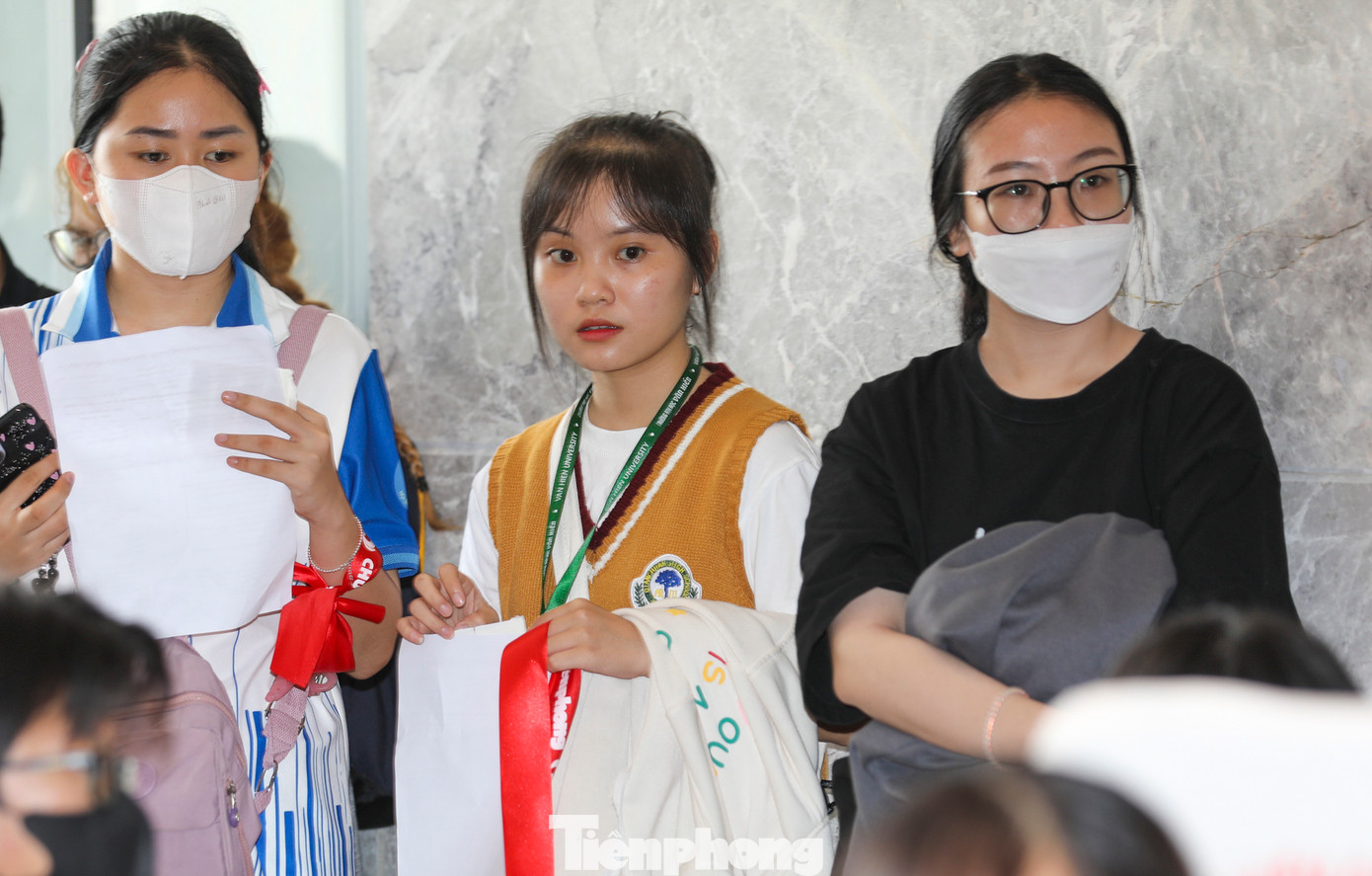 Để chuẩn bị cho ngày hội, Lan cùng các bạn sinh viên khác đã sắp xếp trước những khu vực dành cho các bạn tham gia hiến máu có không gian ngồi chờ và khám sức khỏe sàng lọc.