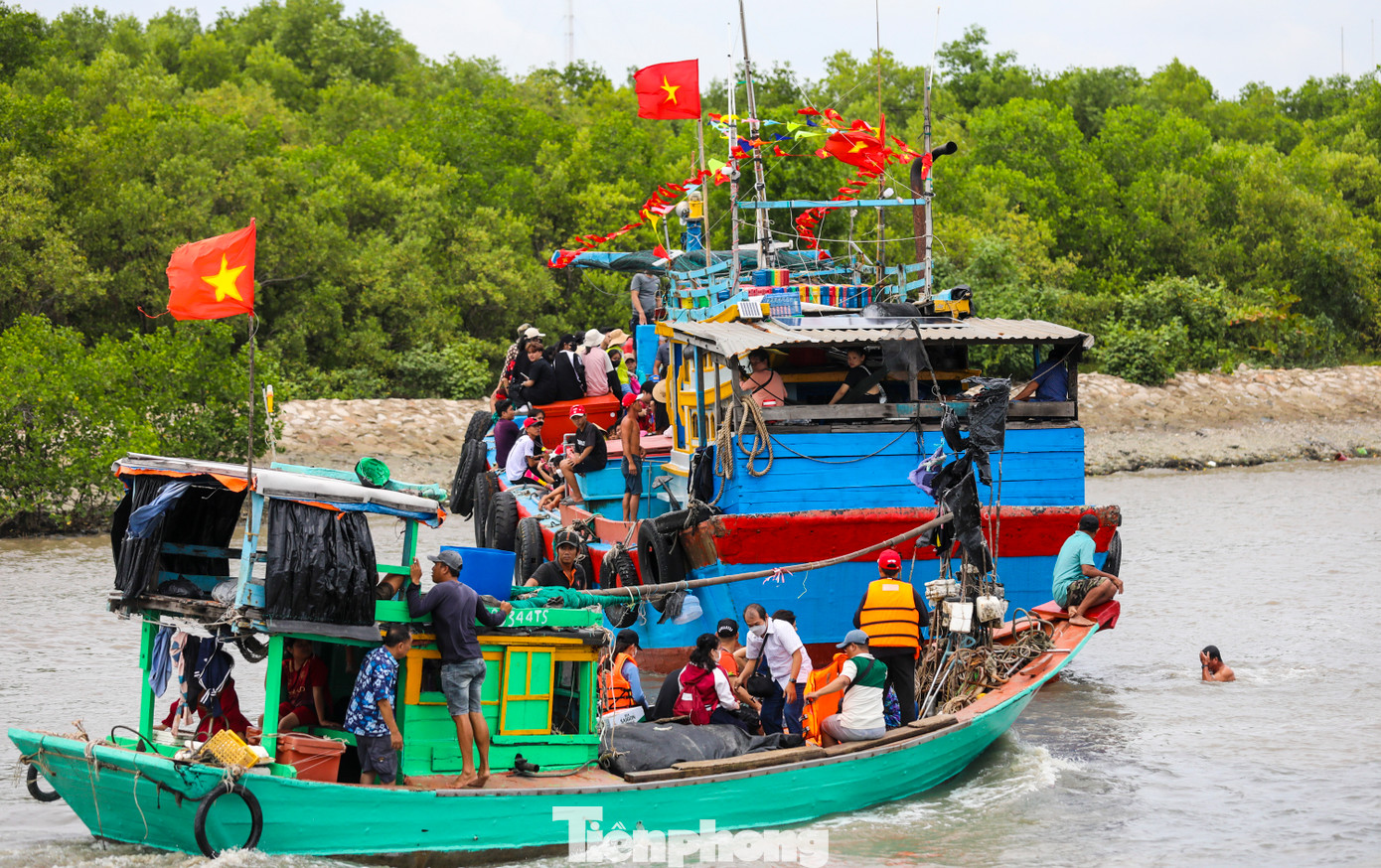 Mực nước thời điểm đó khá thấp cộng với lưu lượng tàu ghe đông nên khiến việc di chuyển khá khó khăn.