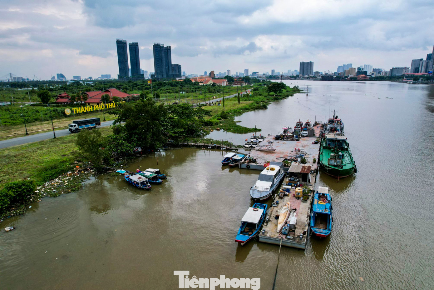 Vị trí từng là bến phà Thủ Thiêm cũ giờ hoang phế, cây cối mọc um tùm. Khi không gian bờ sông được cải tạo, các cầu tàu ở khu vực trên sẽ được nâng cấp và phát triển các dịch vụ lưu động nhằm đáp ứng nhu cầu của người dân.
