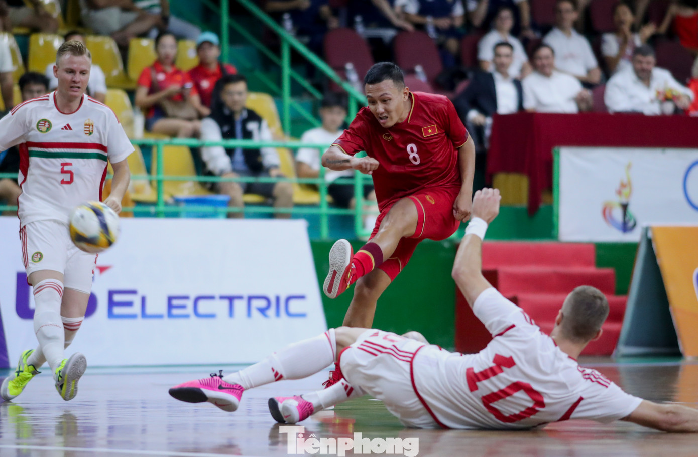 Sau nhiều nỗ lực, tuyển Việt Nam cũng có bàn rút ngắn 1-4 ở phút 39 khi Dương Ngọc Linh chuyền từ đáy biên trái cho Nguyễn Minh Trí ghi bàn.