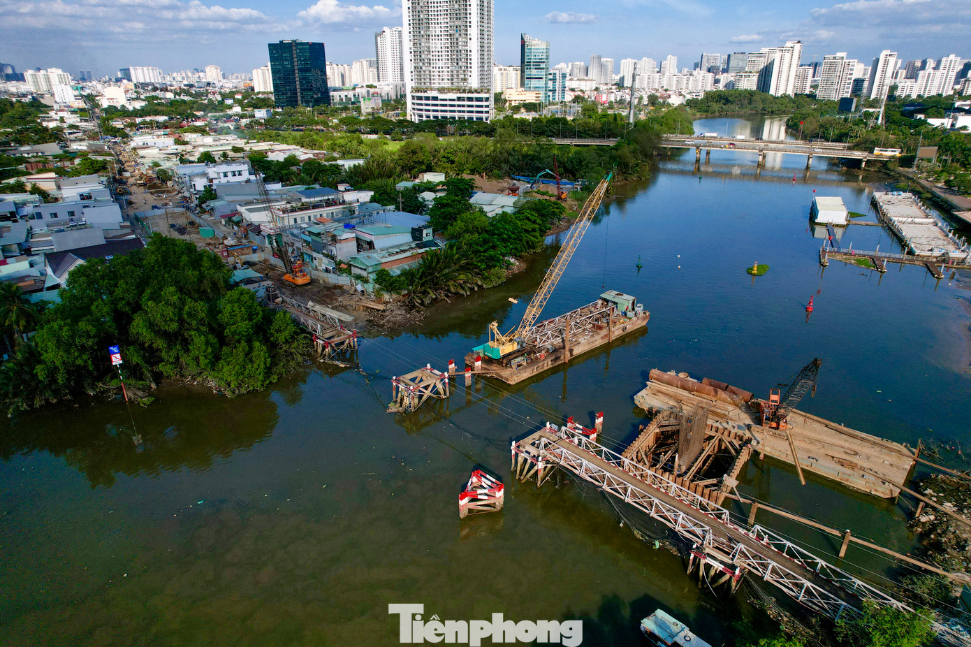 Cách đây 22 năm, TPHCM phê duyệt dự án xây cầu Rạch Đỉa mới và điều chỉnh lại vào năm 2017. Đến tháng 7 năm nay, công trình này mới được khởi công với tổng mức đầu tư gần 513 tỷ đồng từ vốn ngân sách.