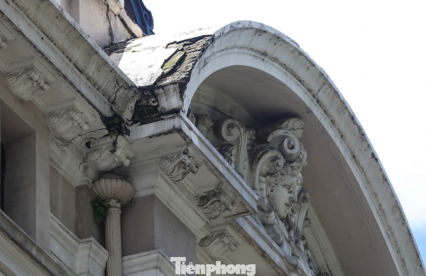 Theo thời gian, Nhà hát Thành phố đã dần xuống cấp. Dù hai lần duy tu sửa chữa nhưng chỉ ở quy mô nhỏ, tới nay khá nhiều hạng mục của Nhà hát đã bị hư hỏng, một số góc tường đã bị nứt gây thấm nước và bong tróc sơn thành nhiều mảng.