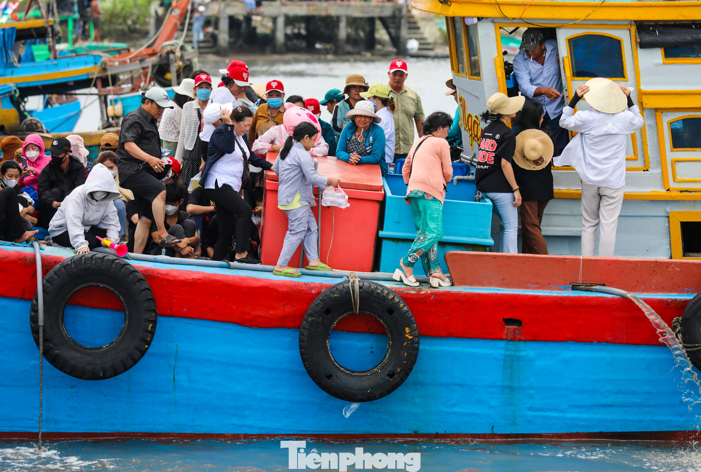 Việc di chuyển trên tàu khá nguy hiểm do lượng người quá đông.