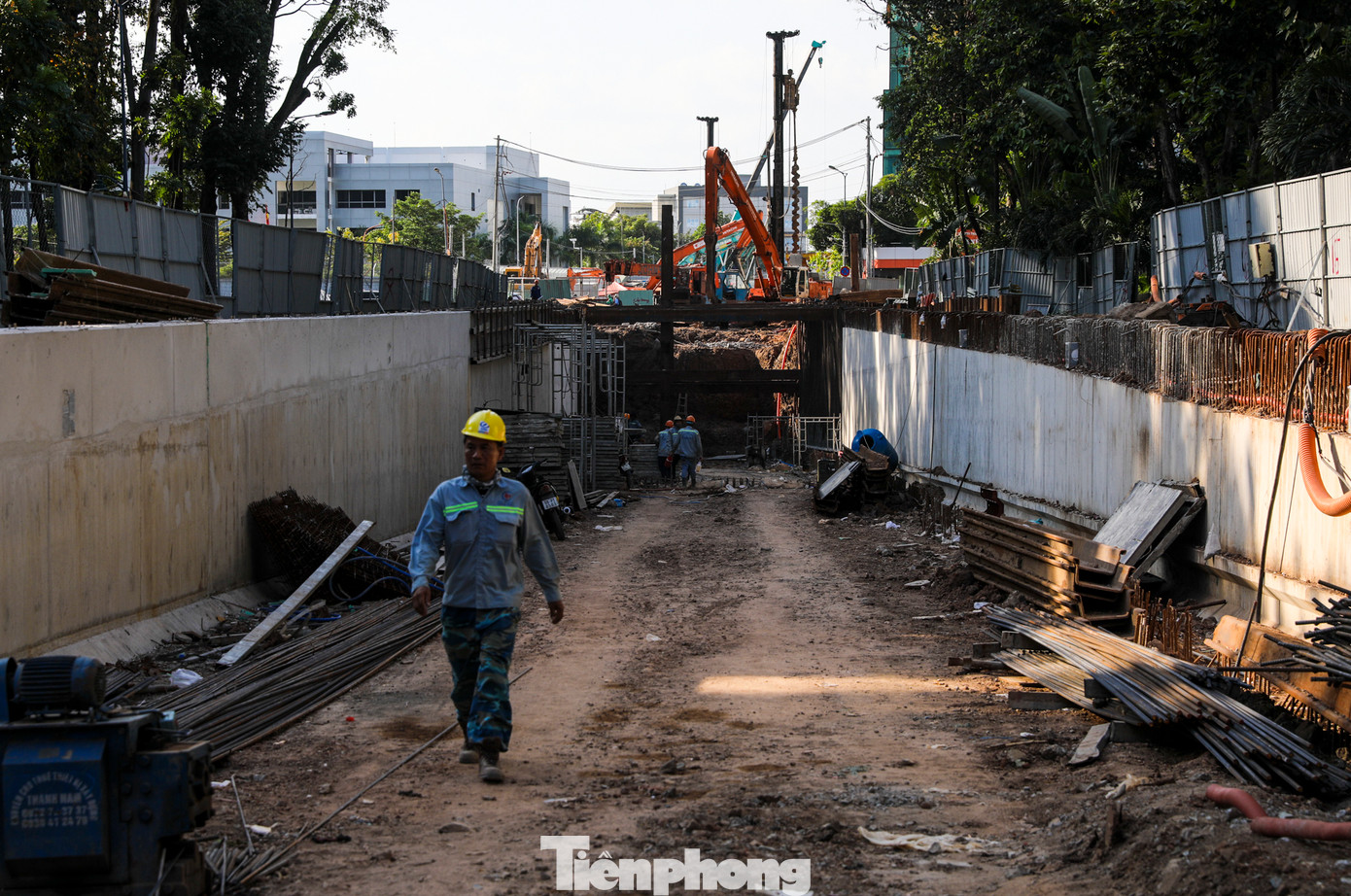 Hầm chui tại giao lộ Trần Quốc Hoàn - Phan Thúc Duyện (phường 2, quận Tân Bình) là gói thầu số 9 thuộc dự án tuyến nối từ đường Trần Quốc Hoàn đến đường Cộng Hòa xuyên qua phần đất sân bay Tân Sơn Nhất.