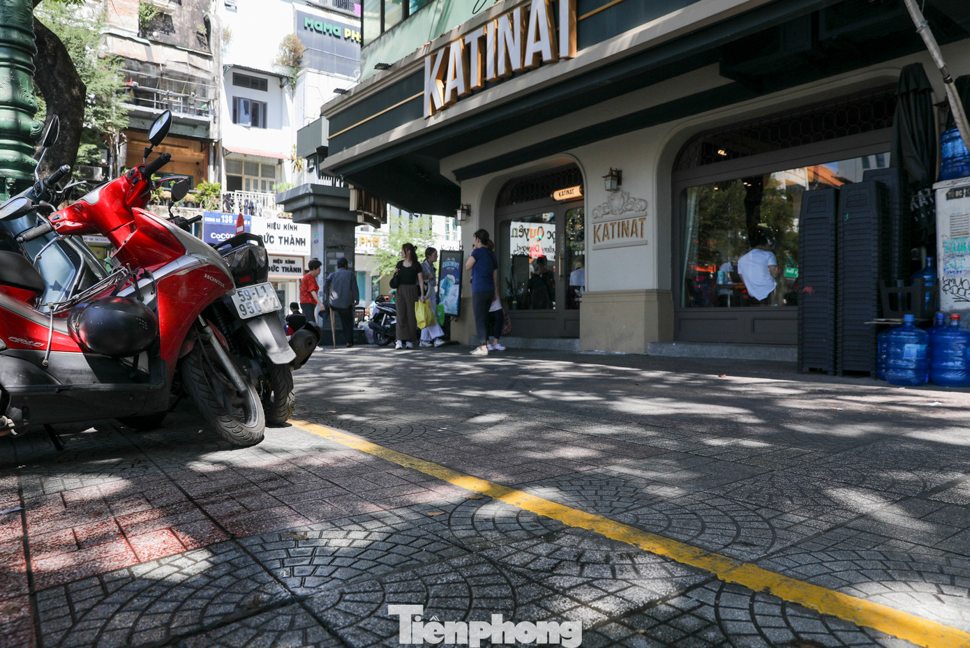 Tuyến đường có phần vỉa hè lớn, khu vực để xe máy riêng biệt với phần vỉa hè dành cho người đi bộ (ít nhất 1,5m).