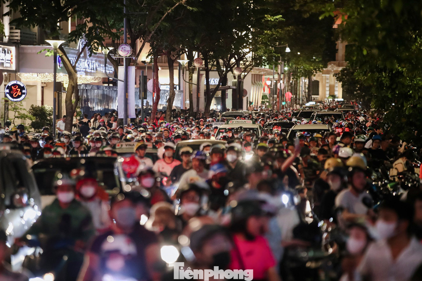 Thời gian qua tình trạng thiếu chỗ giữ xe ở khu vực phố đi bộ Nguyễn Huệ và tại khu vực công viên bến Bạch Đằng thường xuyên xảy ra.