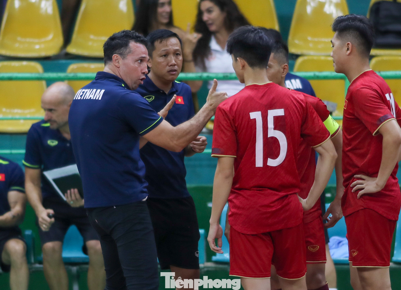 HLV Diego Giustozzi buộc phải có những điều chỉnh về lối chơi để các học trò thanh thoát hơn trước các pha pressing với tốc độ cao đến từ Hungary.