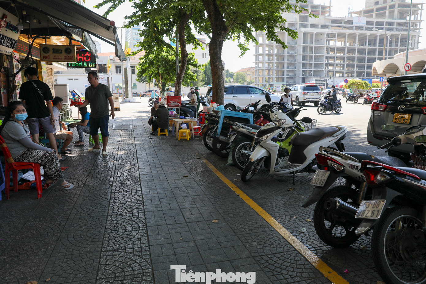 Phần lề đường được kẻ vạch này được sắp xếp hàng dài xe máy rất trật tự. Phía bên trong vạch kẻ vẫn còn lối đi rộng cho người đi bộ thoải mái.