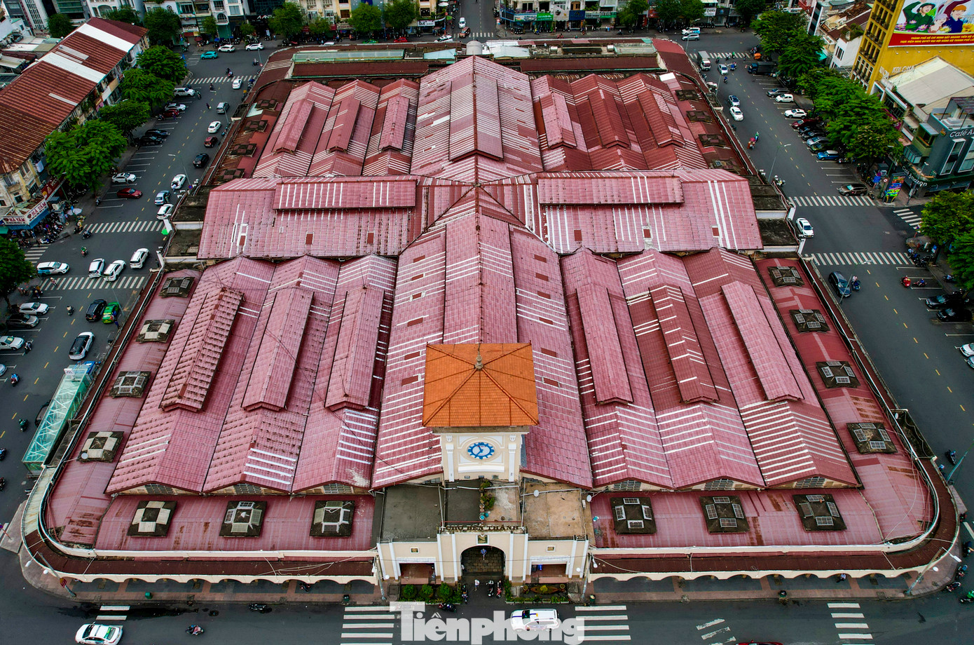Mới đây, UBND quận 1 thông tin về phương án cải tạo, sửa chữa chợ Bến Thành. Hạng mục chính là cải tạo mái chợ với kinh phí dự kiến khoảng 95 tỷ đồng.