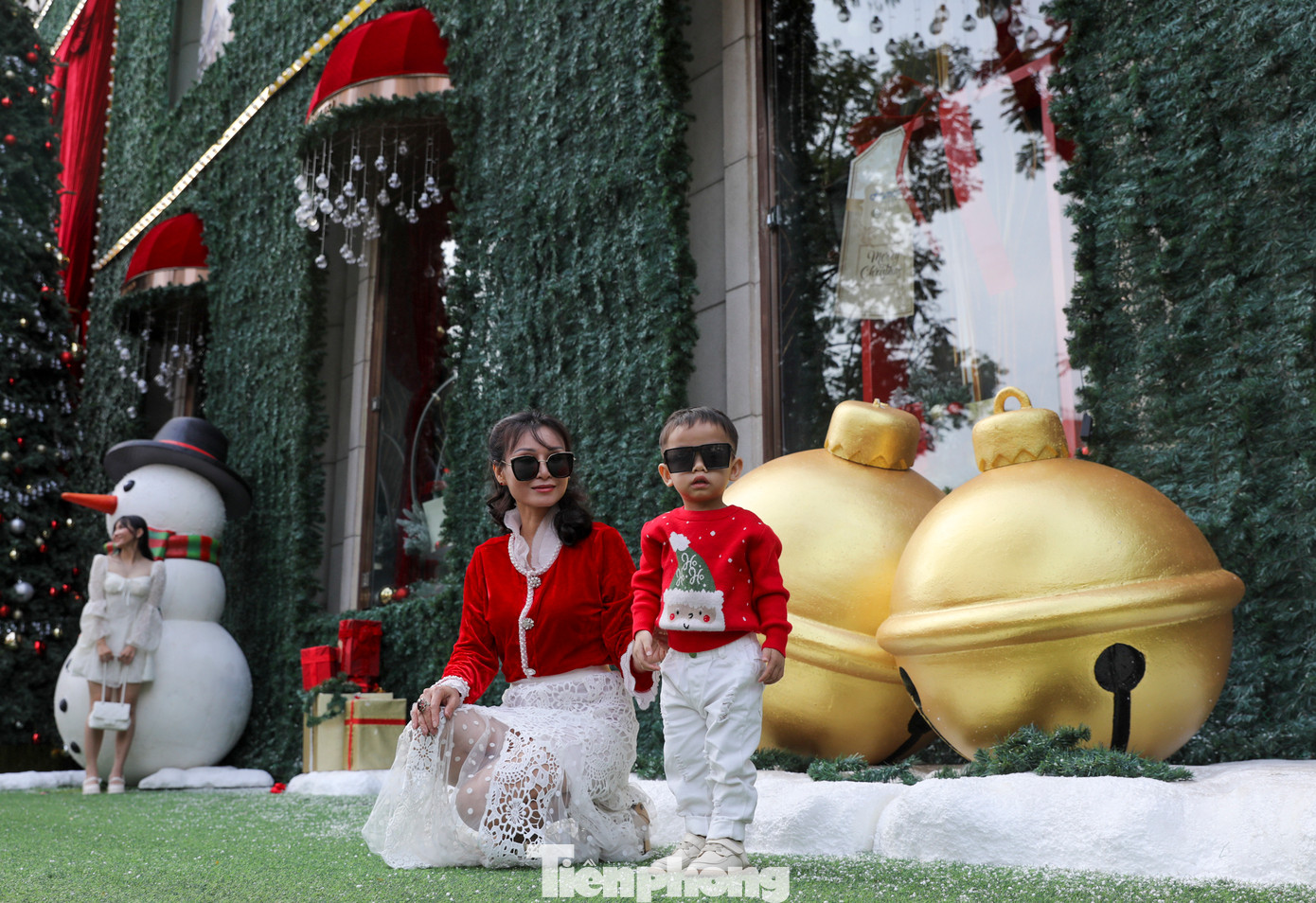 Nhiều em nhỏ khoác lên mình bộ áo mới được bố, mẹ dắt đi chơi Giáng sinh sớm. Nhiều em nhỏ khoác lên mình bộ áo mới được bố, mẹ dắt đi chơi Giáng sinh sớm.