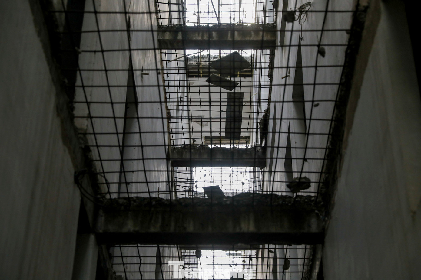 Những hành lang tầng trên khung thép lộ thiên hoen gỉ sau khi nhà thầu phá dỡ các mảng bê-tông.