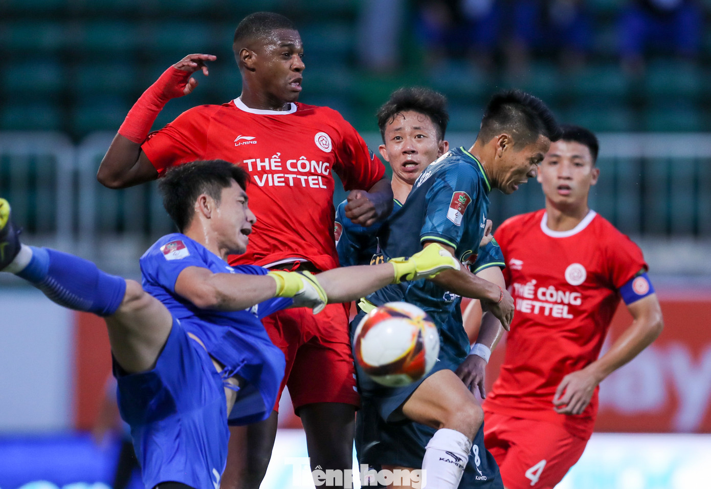 Trở lại với trận đấu, HAGL chỉ chơi thật sự nổi bật trong nửa đầu hiệp 1. Ngay sau khi bắt nhịp được trận đấu, Thể Công Viettel đã áp đặt được lối chơi của mình trước chủ nhà HAGL.