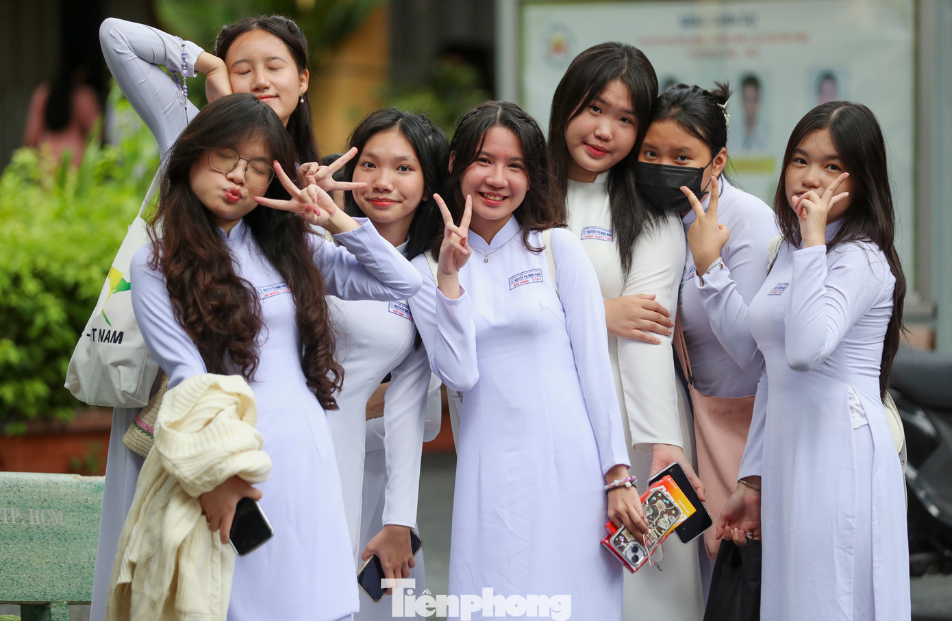 Trong không khí tưng bừng chào đón năm học mới, hình ảnh các nữ sinh duyên dáng trong tà áo dài truyền thống luôn là điểm nhấn đặc biệt tạo nên nhiều cung bậc cảm xúc trong buổi lễ khai giảng.