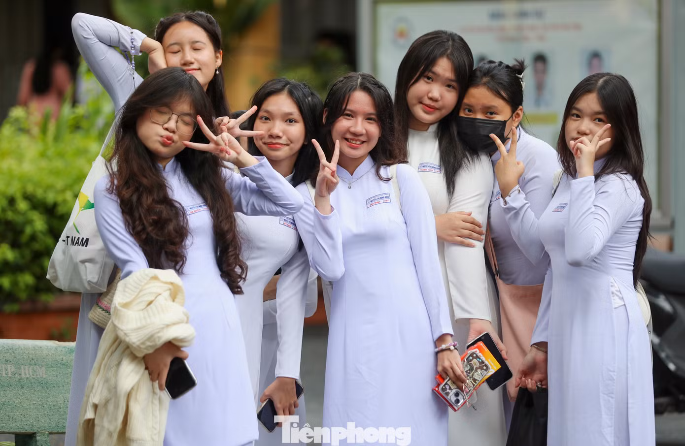 Trong không khí tưng bừng chào đón năm học mới, hình ảnh các nữ sinh duyên dáng trong tà áo dài truyền thống luôn là điểm nhấn đặc biệt tạo nên nhiều cung bậc cảm xúc trong buổi lễ khai giảng.