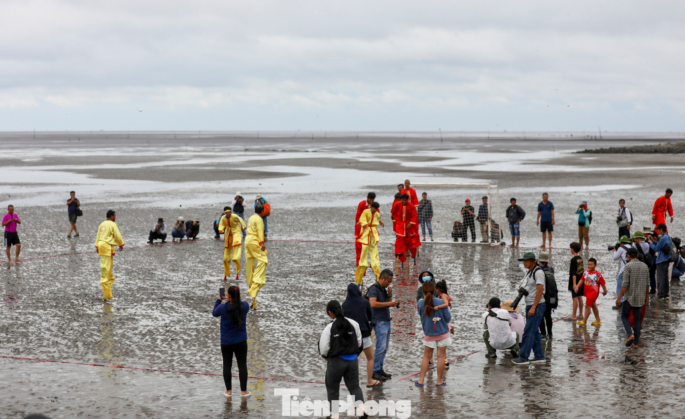 Những pha tranh bóng, những cú ngã nhào, những pha ăn mừng trên sân bóng khiến cả cầu thủ lẫn khán giả đều hứng khởi. Những pha tranh bóng, những cú ngã nhào, những pha ăn mừng trên sân bóng khiến cả cầu thủ lẫn khán giả đều hứng khởi.
