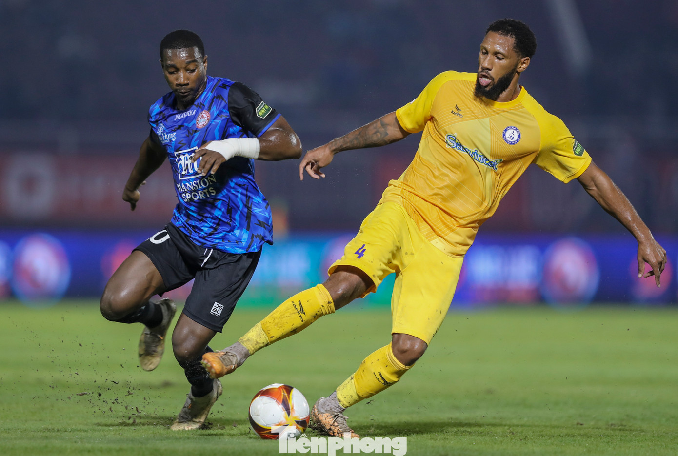 CLB TP.HCM chủ động lùi sâu chờ cơ hội phản công và điều họ mong đợi cũng đến. Phút 82, chân sút Timite có pha làm bàn đẳng cấp giúp CLB TP.HCM có bàn nhân đôi cách biệt.