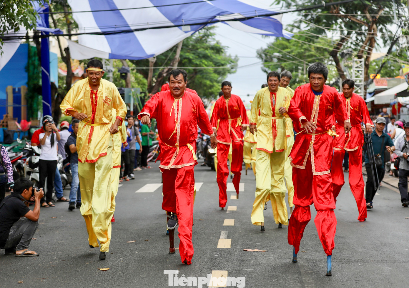 Từ xa xưa, đôi cà kheo là một vật dụng khá quen thuộc đối với ngư dân vùng biển trong việc đánh bắt hải sản. Đến nay, các ngư dân Cần Giờ đã tạo nên những môn thể thao vô cùng độc đáo. Từ xa xưa, đôi cà kheo là một vật dụng khá quen thuộc đối với ngư dân vùng biển trong việc đánh bắt hải sản. Đến nay, các ngư dân Cần Giờ đã tạo nên những môn thể thao vô cùng độc đáo.