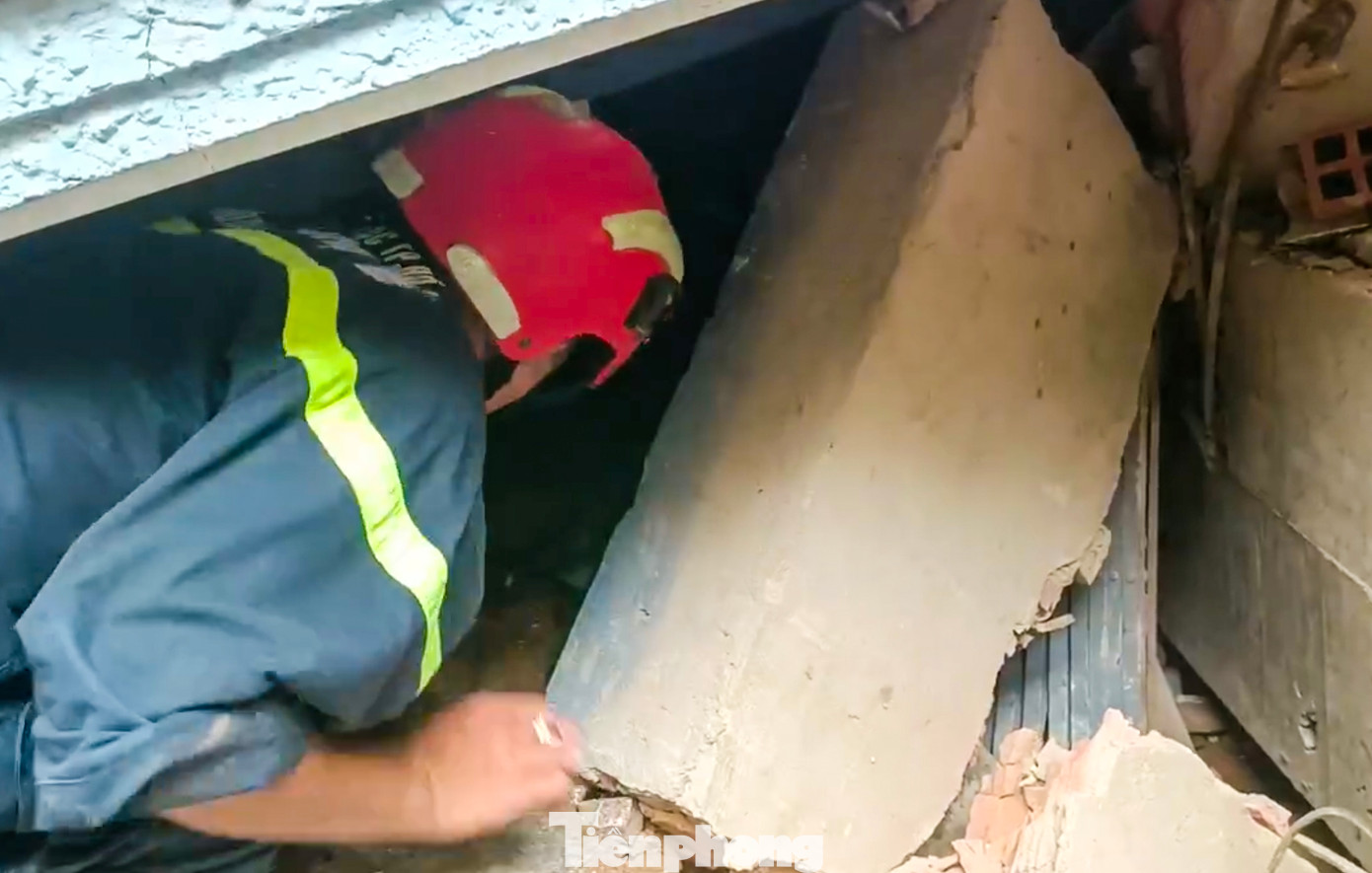 Lực lượng chức năng nhanh chóng triển khai thang sắt, xà beng, kiềm cộng lực, xẻng... đào bới trong đống đổ nát, cắt sắt tìm kiếm nạn nhân do căn nhà đổ sập có nhiều khung thép nằm ở phía trên.