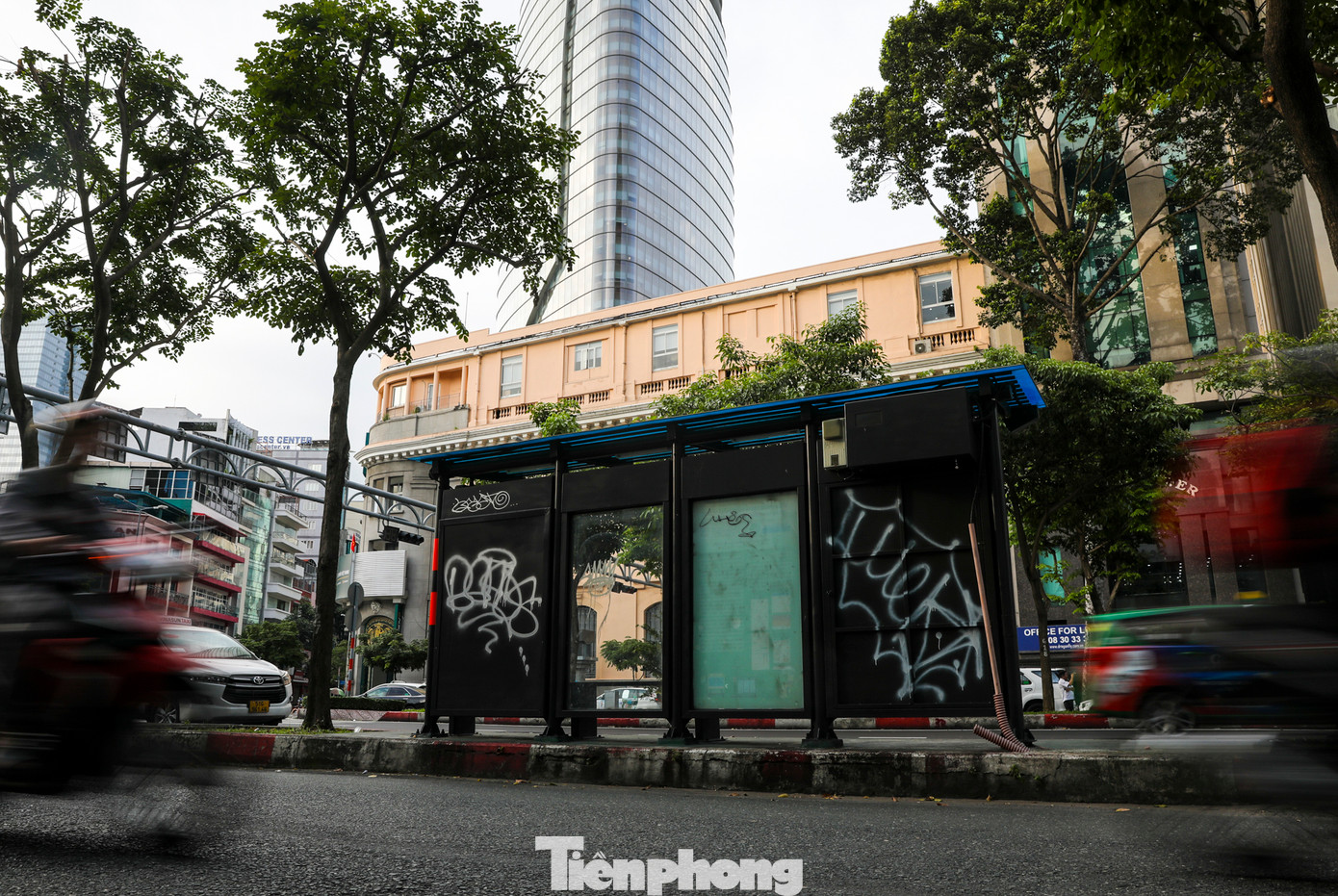 Việc viết, vẽ lên tường nơi công cộng do nhà nước quản lý mà chưa được sự đồng ý là hành vi vi phạm pháp luật, xâm phạm và phá hoại tài sản. Đối với hành vi vẽ bậy lên tường nơi công cộng, người thực hiện hành vi có thể bị xử phạt hành chính hoặc xử lý hình sự tuỳ theo mức độ vi phạm.