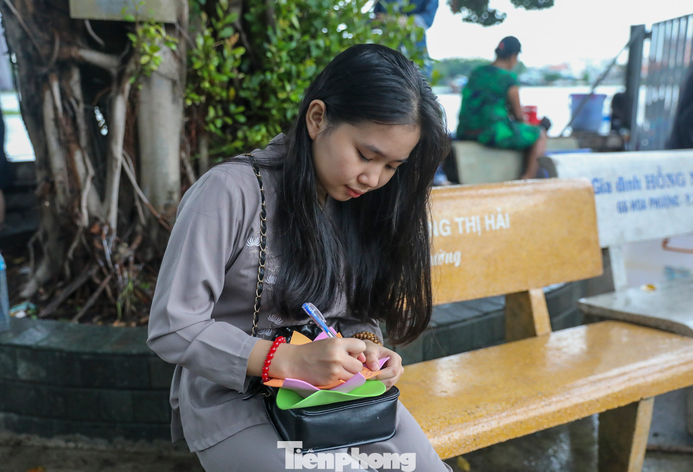 Bạn Thu Nga (ở quận Gò Vấp) chia sẻ: "Dịp này hàng năm, em đều một mình tự tìm đến chùa để thắp nhang và thả hoa đăng cầu nguyện bình an cho gia đình".