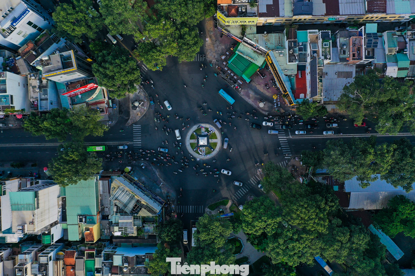 Lãnh đạo UBND quận 5 cho biết do kinh phí bố trí bị gián đoạn nên đến nay mới có thể có kinh phí để tiếp tục hoàn thiện hoàn toàn việc tu sửa, chỉnh trang tượng đài An Dương Vương.