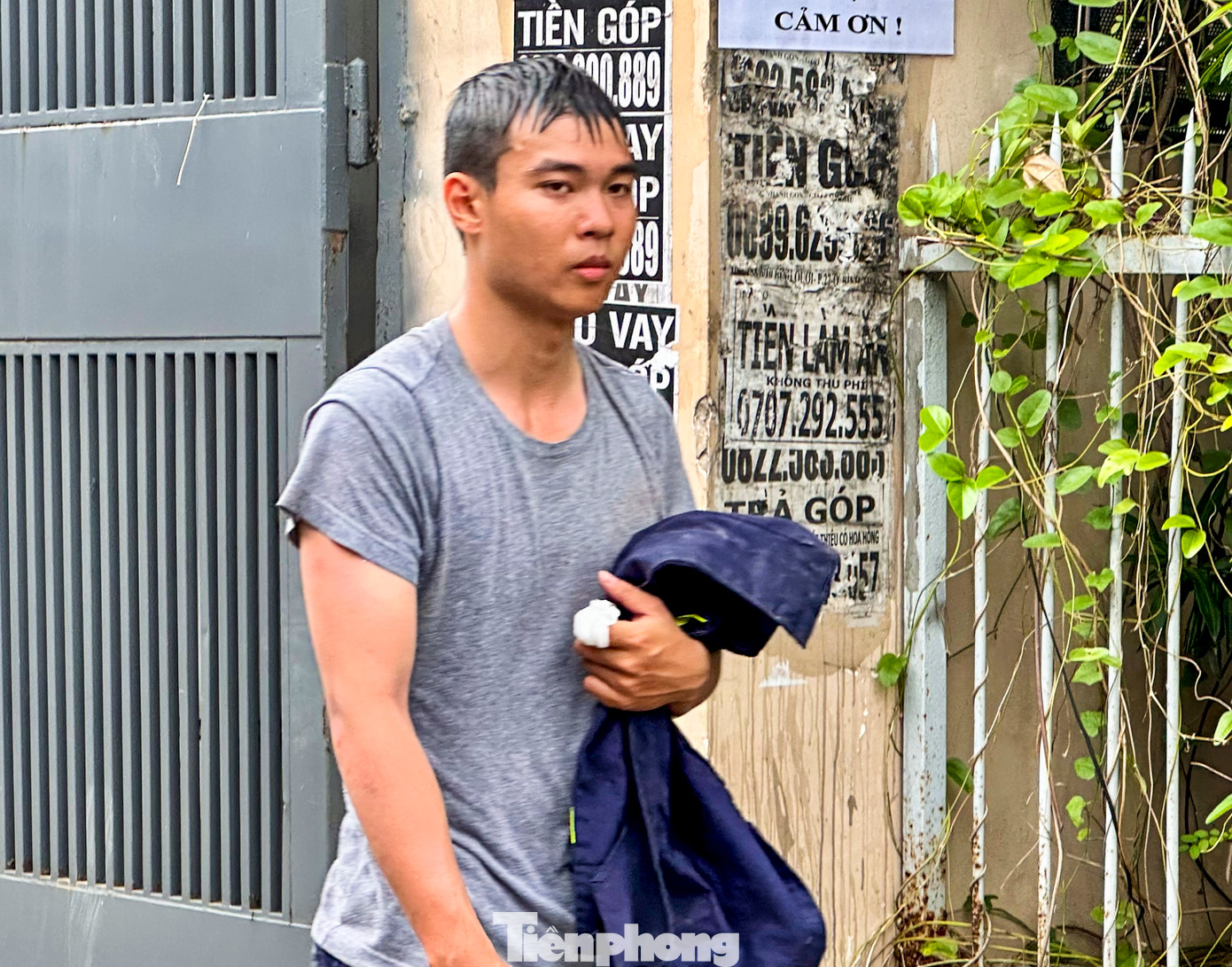 Một thành viên trong đội cứu hộ sau khi hoàn thành nhiệm vụ.