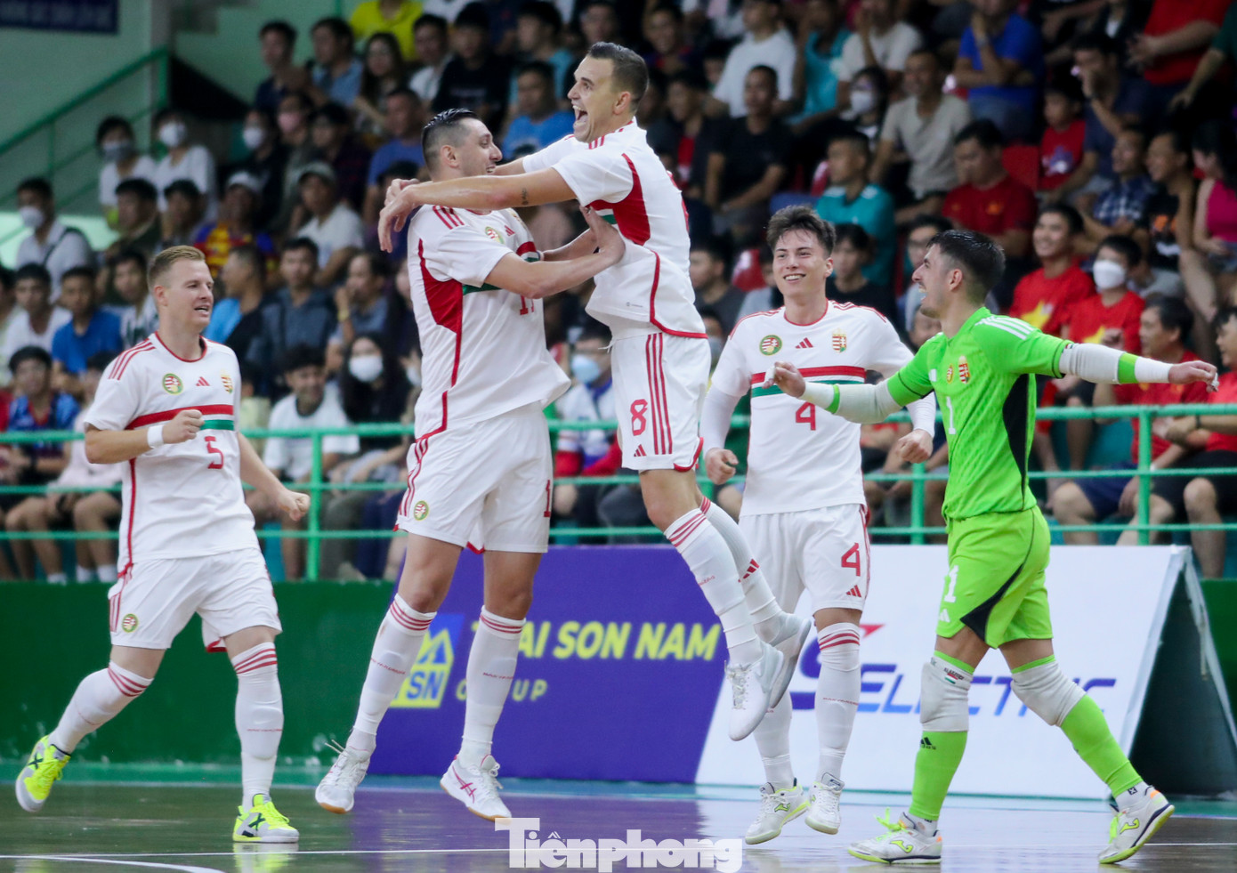 Tuy nhiên, tuyển Hungary đã cho thấy được đẳng cấp của mình sau khi bắt nhịp được nhiệt độ trận đấu. Phút 13, Việt Nam mất bóng sau pha phản công, rồi để mất vị trí giúp Vas Adam đi bóng thoải mái và ghi bàn trong thế đối mặt thủ môn Hữu Phúc.