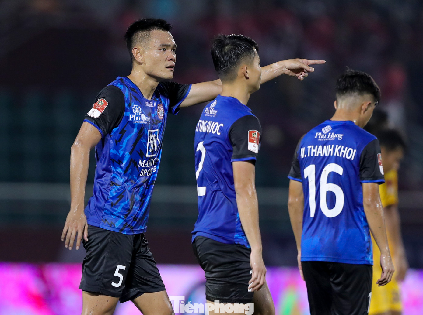 Đồng đội phải rất vất vả để hạ nhiệt cái đầu nóng đến từ hai cầu thủ này.