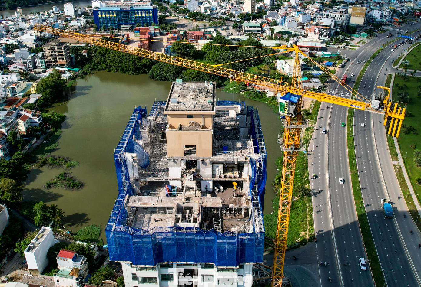 Với các vi phạm trên, Công ty CP xây dựng thương mại Đất Phương Nam bị thanh tra Sở Xây dựng xử phạt hành chính 40 triệu đồng, yêu cầu dừng thi công toàn bộ công trình tại dự án. Đồng thời, trong thời hạn 60 ngày kể từ ngày lập biên bản vi phạm hành chính, tổ chức vi phạm phải làm thủ tục đề nghị cơ quan có thẩm quyền điều chỉnh hoặc cấp giấy phép xây dựng. Với các vi phạm trên, Công ty CP xây dựng thương mại Đất Phương Nam bị thanh tra Sở Xây dựng xử phạt hành chính 40 triệu đồng, yêu cầu dừng thi công toàn bộ công trình tại dự án. Đồng thời, trong thời hạn 60 ngày kể từ ngày lập biên bản vi phạm hành chính, tổ chức vi phạm phải làm thủ tục đề nghị cơ quan có thẩm quyền điều chỉnh hoặc cấp giấy phép xây dựng.